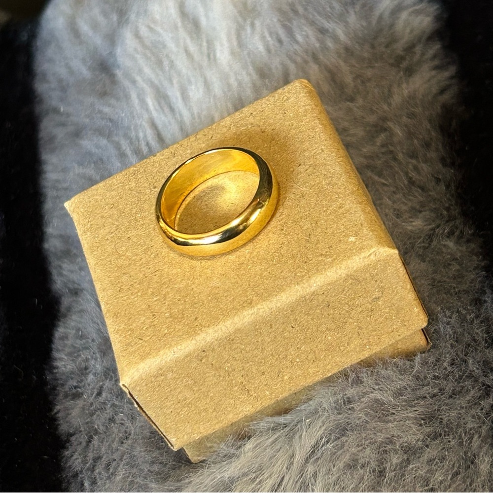 Shiny 18kt gold plated 4mm stainless steel comfort dome band ring 4